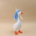 Figurine d’oie blanche pour le bureau, avec bec et pattes orange et une perruque en laine bleue - Style Cheveux Lâches Bleus / Pour Oie de 7 Pouces