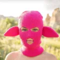 Cagoule rose côtelée à trois ouvertures et oreilles pointues, portée de face par un modèle dehors - Adulte 56-59 / Rouge Rose Oreilles Pointues 3 Trous