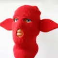 Cagoule rouge en maille, trois ouvertures faciales et oreilles pointues, présentée sur un mannequin - Adulte 56-59 / Rouge Oreilles de Chat 3 Trous