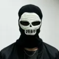 Cagoule noire en maille avec masque de crâne blanc crocheté, portée de face sur un modèle - Adulte 56-59 / Noir