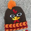 Bonnet en tricot marron à motif de dinde, pompon orange et revers aux motifs d’automne - Adulte 56-59 / Chapeau de Dinde