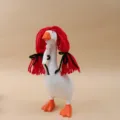Oie décorative blanche avec perruque en laine rouge, nœuds noirs et pattes orange, vue de face - Style Cheveux Lâches Rouges / Pour Oie de 7 Pouces