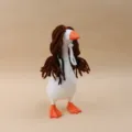 Figurine de canard blanc avec une perruque en laine brune, bec et pattes orange, présentée seule - Style Cheveux Lâches Marron / Pour Oie de 7 Pouces