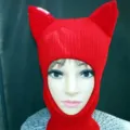 Cagoule tricotée rouge avec oreilles de chat et ouverture pour le visage, portée sur un modèle - Adulte 56-59cm / Rouge Oreilles de Chat 1 Trou