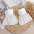 Paire de manchettes amovibles blanches, avec haut uni et bordure évasée en dentelle florale - Blanc
