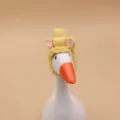 Figurine d’oie blanche portant un bonnet jaune tricoté à la main avec des oreilles roses - Style Bigoudi Jaune / Pour Oie de 7 Pouces