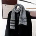Détail d’une écharpe grise en maille, avec rayures noires, motifs jacquard et franges douces - Rayures de Flocons de Neige - Gris Clair