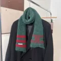 Écharpe tricotée verte à rayures rouges et motifs jacquard, drapée sur un blazer noir - Rayures de Flocons de Neige - Vert Armée