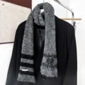 Vue rapprochée d'une écharpe en maille duveteuse à rayures grises et noires sur un blazer noir - Rayures de Flocons de Neige - Gris Foncé