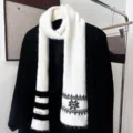 Écharpe blanche en maille duveteuse sur un manteau noir, avec motifs noirs de flocons et rayures - Rayures de Flocons de Neige - Blanc Crème
