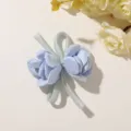 Hellblaue Satinblüten mit übereinanderliegenden Blättern und transparenter mintgrüner Schleife - Blau