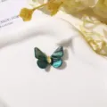 Turquoise vlinder met glanzende vleugels en een gele marquisevormige steen in het midden - 1 Stuk/Verpakking / Donkergroen