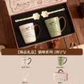 Keramikbecher-Set mit Katzenmotiv in Beige und Grün, zwei gedrehten Löffeln und Geschenkbox - 450ml / Katzen-Serie - 2 Tassen 2 Löffel (Geschenkbox)