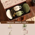 Keramik-Kaffeeset mit Katzenmotiv, beige und grün, mit zwei Tassen, Untertassen und goldenen Löffeln - 350ml / Katzen-Serie - 2 Tassen Untertassen 2 Löffel (Geschenkbox)