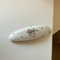 Horquilla blanca texturizada con lunares negros, adornada con un lazo plateado y un pequeño strass brillante - Blanco / 1 Pieza/Paquete