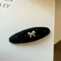 Pinza negra para el cabello, con textura fina, lunares blancos, lazo plateado y un pequeño strass - Negro / 1 Pieza/Paquete