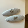 Par de pinzas para el pelo de tela azul claro, con lunares negros y lazos plateados con detalles de strass - Azul / Juego de 2 Piezas