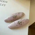 Par de pasadores de tela rosa con lunares negros, lazos plateados y pequeños brillantes decorativos - Rosa / Juego de 2 Piezas