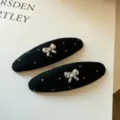 Pareja de pinzas negras texturizadas con lunares blancos, lazos plateados y brillantes strass - Negro / Juego de 2 Piezas