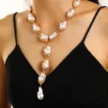 Collana con nappe a Y in perla barocca artificiale (7665) / Oro KC