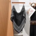 Foulard Triangle Motif Géométrique / 90x143cm / Noir