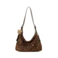 Sac à épaule en suédine à motif léopard, avec une bandoulière brune et un charm ours en peluche - Sac Seul / Imprimé léopard