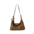 Sac brun en suédine, forme croissant souple, sangle en cuir, breloque ourson et foulard à carreaux - Sac Seul / Marron
