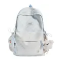 Sac à dos bleu clair à carreaux et à pois, avec poche latérale et breloque en peluche, vue de face - Sac Seul / Bleu