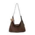 Sac marron effet daim, à forme demi-lune souple, avec breloque ourson et cordon rayé décoratif - Café