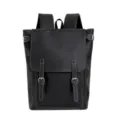 Schwarzer Kunstlederrucksack mit Klappe, Doppelschnallen und Kontrastnähten, frontal gezeigt - Einzelne Tasche / Schwarz