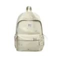 Sac à dos crème brodé d’ours et d’étoiles, avec poche avant zippée, présenté de face - Kaki