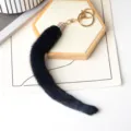Dettaglio della coda in pelliccia blu scuro, con elemento dorato con strass e anelli - Blu navy