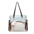 Sac cabas et bandoulière à empiècements bleu clair, blanc et marron, avec pompon doux - Sac Seul / Bleu et Blanc