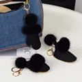 Porte-clés noir en forme de mini pantoufle en peluche, avec pompons et mousqueton doré - Gants / Noir
