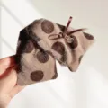 Hellkaffee Polka Dot Wildleder Haarkralle (A403)