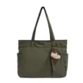 Grand cabas en nylon vert olive, avec poches latérales, longues anses et un pendentif en peluche - Sac Seul / Vert