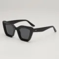Lunettes de soleil œil-de-chat noires à monture épaisse, verres gris foncé et rivets dorés, vues en biais - Monture Noire Verres Gris