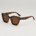 Lunettes de soleil œil-de-chat carrées, motif léopard, verres bruns et rivets, vues de trois quarts - Monture Écaille de Tortue Verres Thé