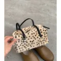 Borsa beige in ecopelliccia a pois neri, con manici neri e ciondolo argentato a forma di cuore - Stile senza ciondolo / Stampa leopardata