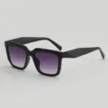 Occhiali da sole neri con montatura quadrata e lenti sfumate viola, mostrati di tre quarti - Protezione UV400 / Montatura Nera Lente Grigio Sfumato