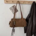 Bruine Boston-tas met suède-look, cilindervorm, lange draagriemen en een kwastje met kralen - Stijl 1 (Zonder Hanger) / 31x10x16cm / Mocha Bruin