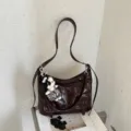 Donkerbruine glanzende schoudertas van imitatieleer met verstelbare band en pluchen hanger - Met Hanger / Lichtkoffie