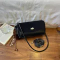 Sac bandoulière noir en similicuir, avec fermoir pivotant doré, sangle amovible et pompon - Sans pendentif / 25*12*13cm / Noir