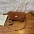 Sac bandoulière marron en suédine avec bandoulière amovible et fermoir métallique à tourniquet - Sans pendentif / 25*12*13cm / Marron