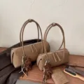 Borsa Boston trapuntata color cammello, con due manici, zip e ciondolo a orsetto marrone - Taglia L / Marrone
