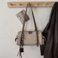 Beige Boston-schoudertas in suèdelook met donkerbruine banden, ritssluiting en kwastje als hanger - Stijl 1 (Zonder Hanger) / 31x10x16cm / Abrikoos