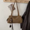 Bruine Boston-tas van imitatie-suède met lange schouderbanden en hanger met kralen en kwastjes - Stijl 1 (Zonder Hanger) / 31x10x16cm / Tan