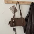 Bruine Boston tas van imitatie suède met schouderbanden, metalen details en kwast met houten kralen - Stijl 1 (Zonder Hanger) / 31x10x16cm / koffiekleur