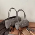 Borsa a cuscino grigia trapuntata a rombi, con doppi manici, zip e ciondolo a forma di orsetto - Taglia L / Grigio