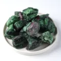 Rubis dans la Zoisite Brut